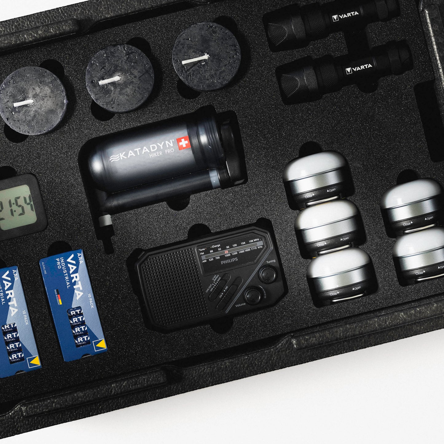 Detail van ARKHOME COMPLETE met radio, lampen, batterijen en waterfilter