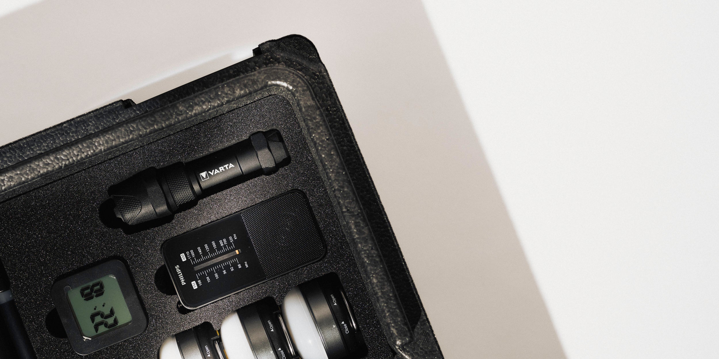 Detail van ARK Cases noodpakket met radio, zaklamp, lampen en batterijen