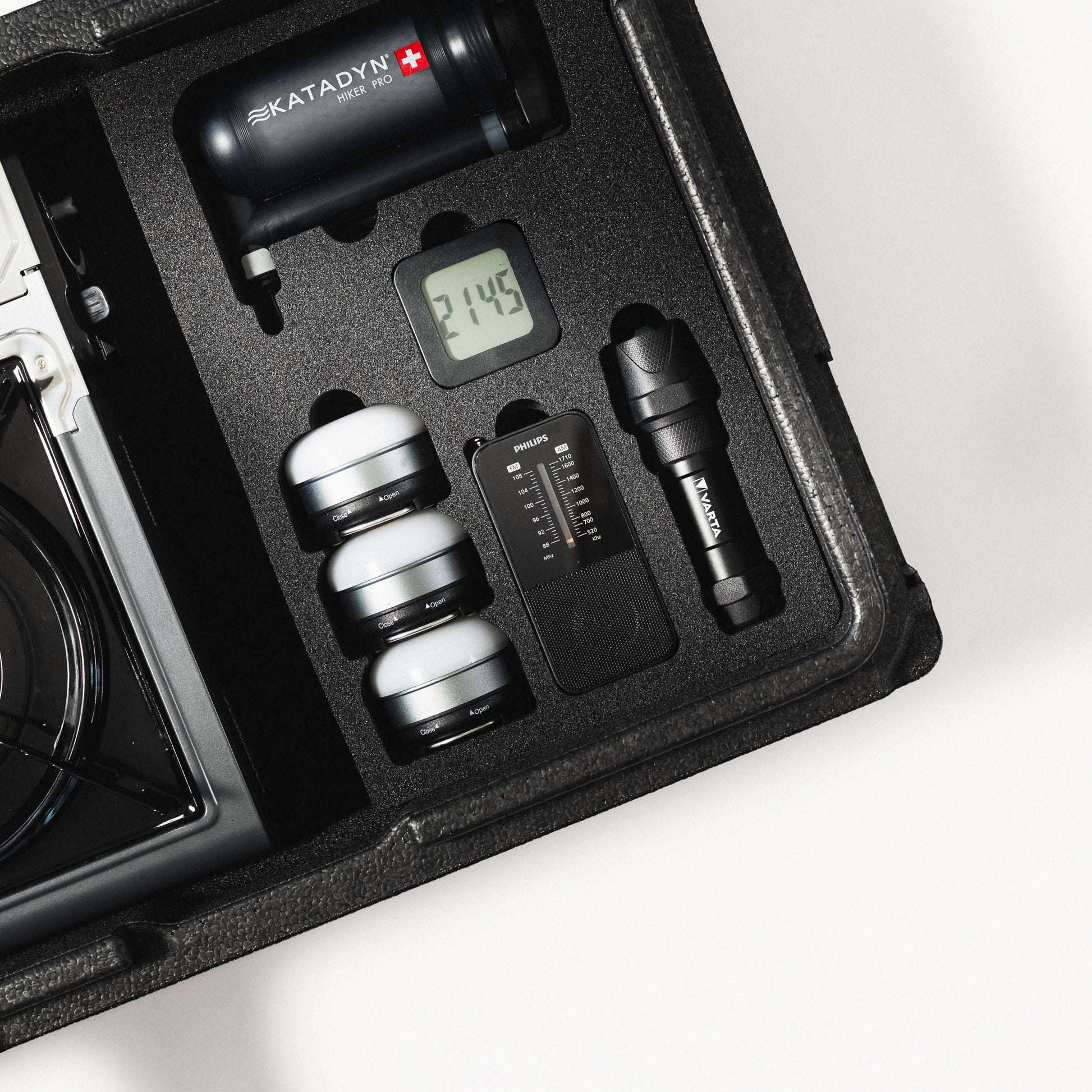 Detail van ARKHOME BASIC met radio, lampen, batterijen en katadyn waterfilter