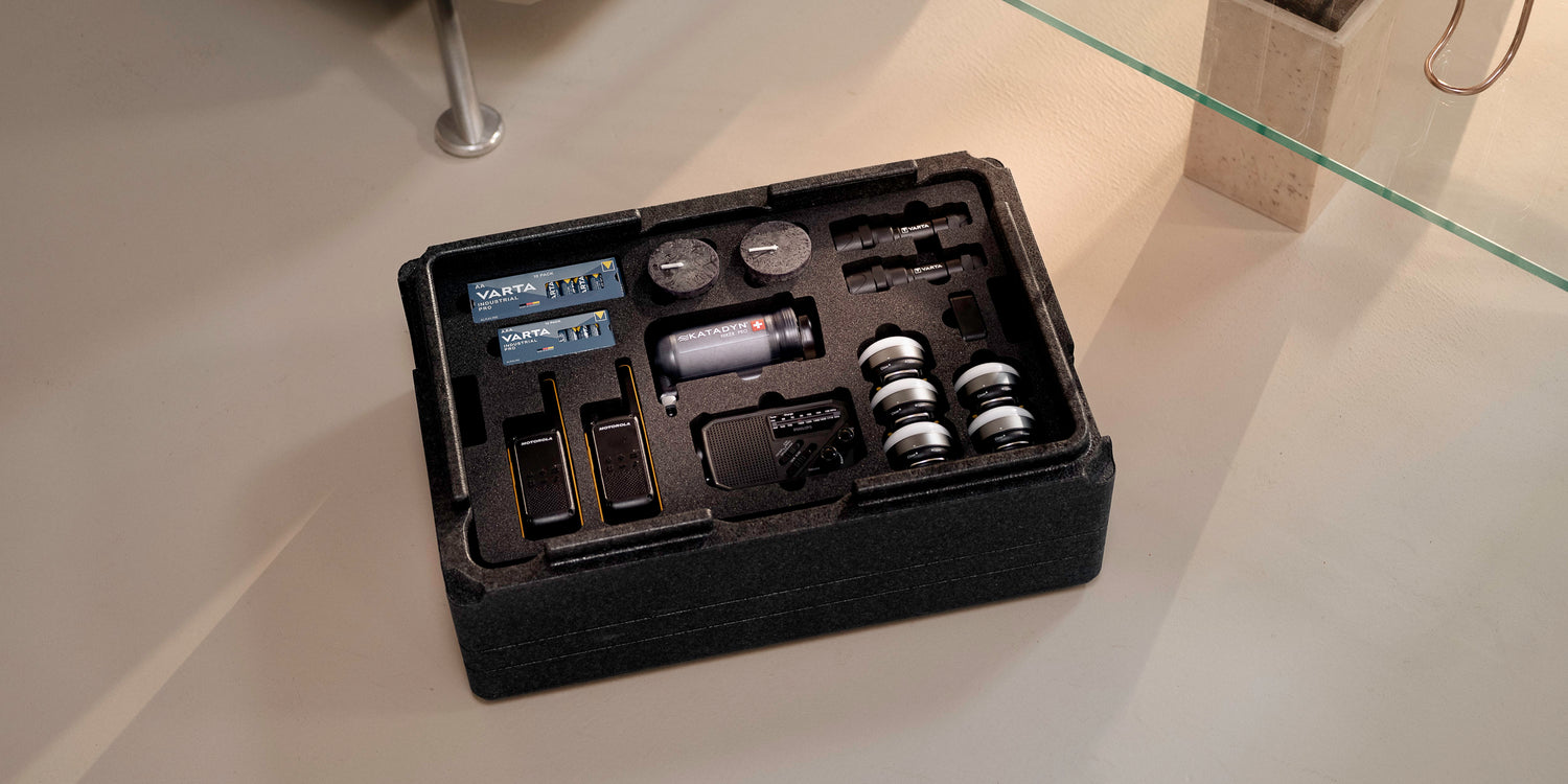 ARKHOME COMPLETE+ noodpakket voor thuis met walkie-talkies, radio, lampen, batterijen en waterfilter in woonkamer