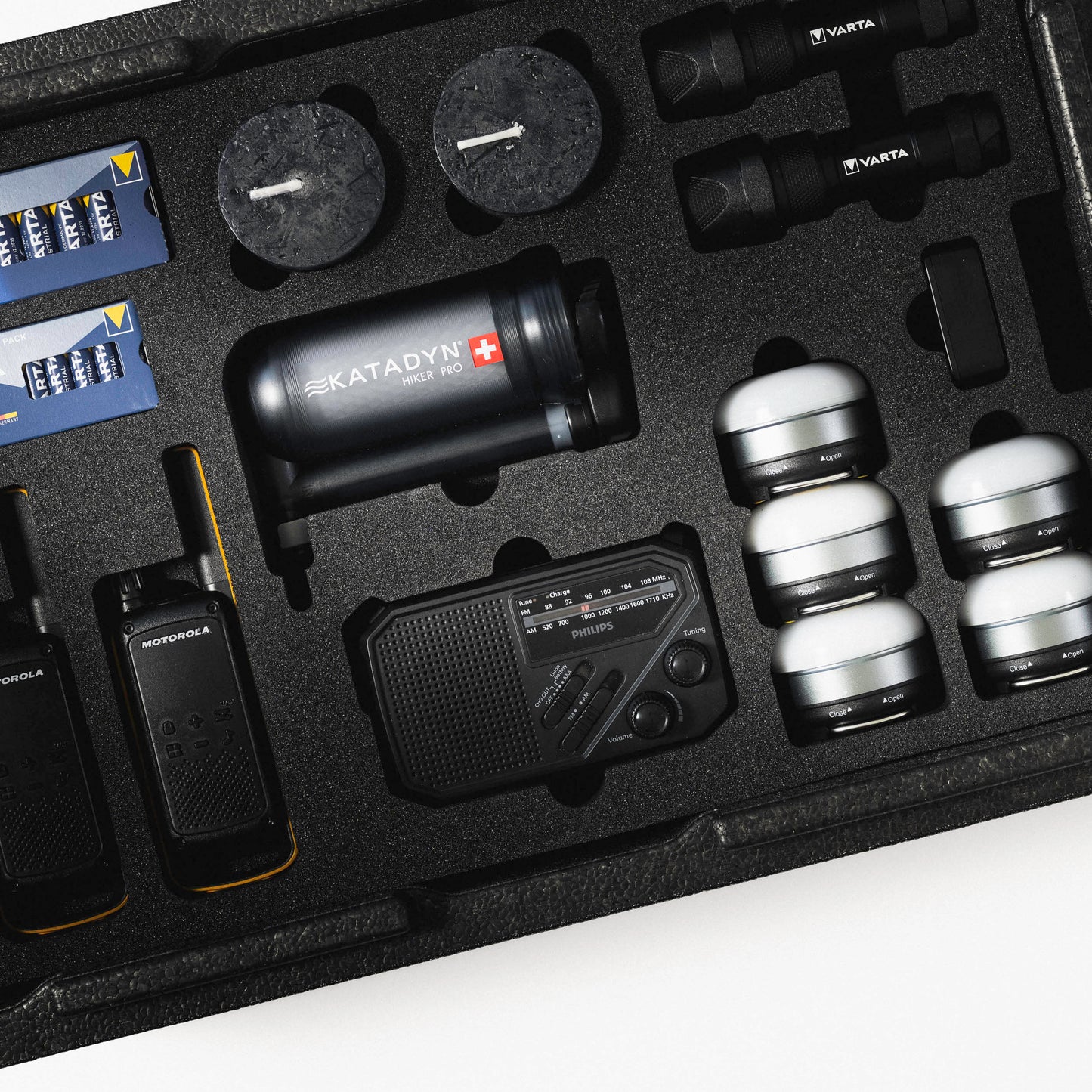 Detail van ARKHOME COMPLETE met radio, lampen, batterijen en waterfilter