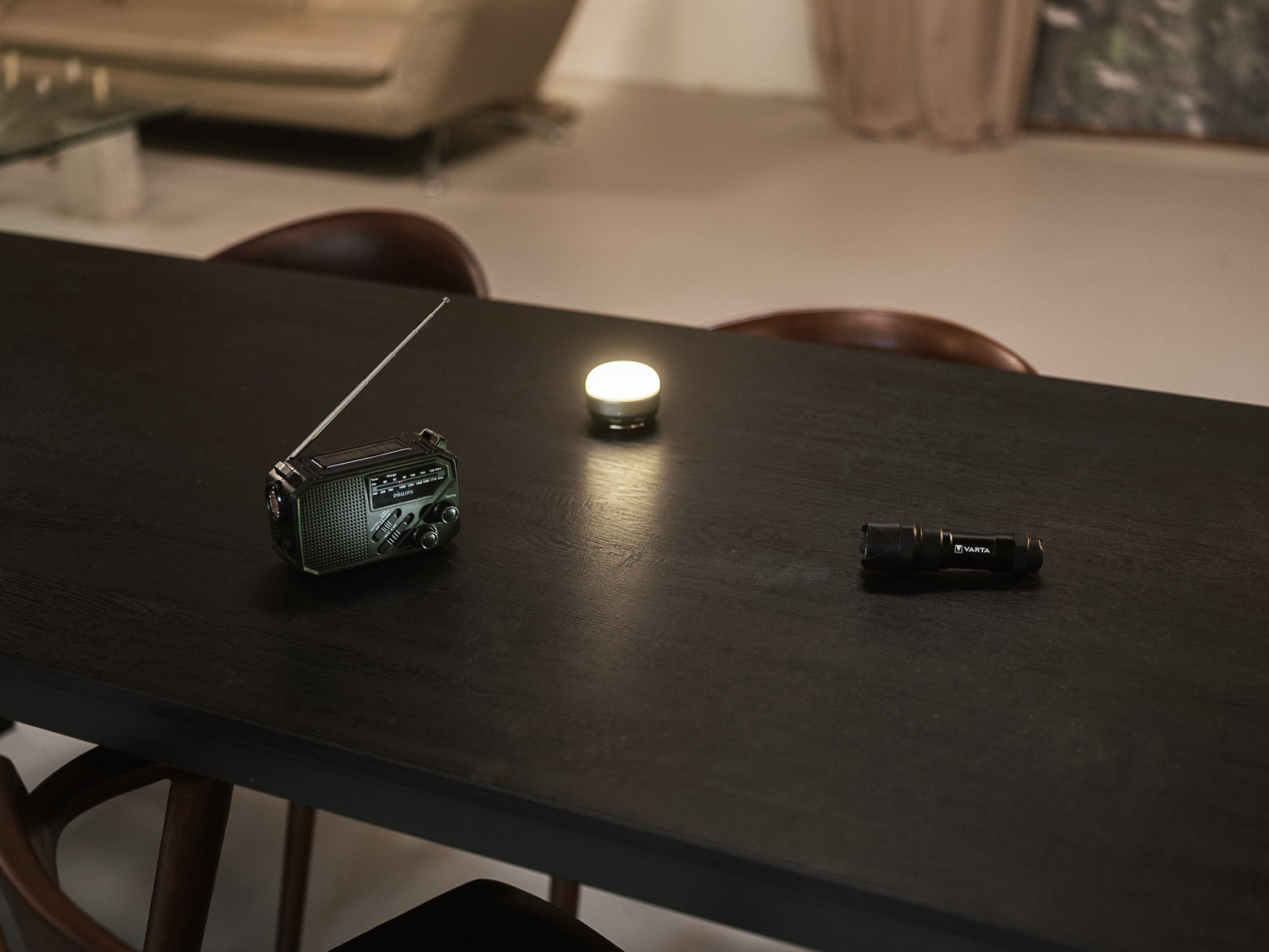 Radio, lamp en zaklamp uit ARKHOME noodpakket voor gebruik bij stroomuitval