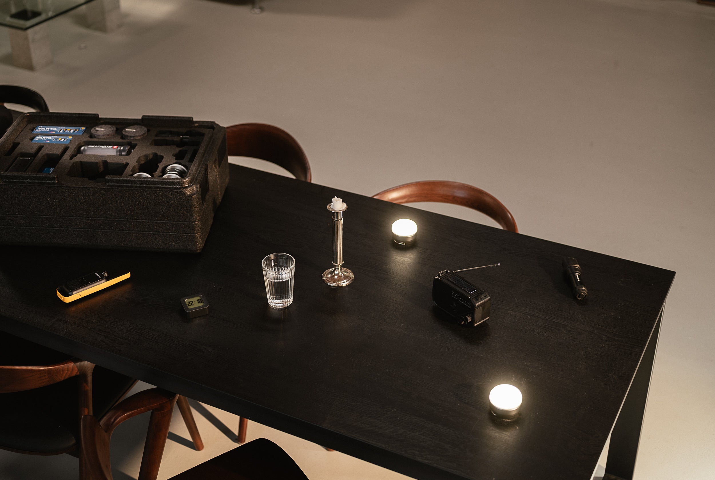 ARKHOME noodpakket voor thuis met lampen, radio, zaklamp en water tijdens stroomuitval
